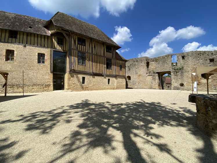 Logis seigneurial du château de Crèvecœur-en-Auge 