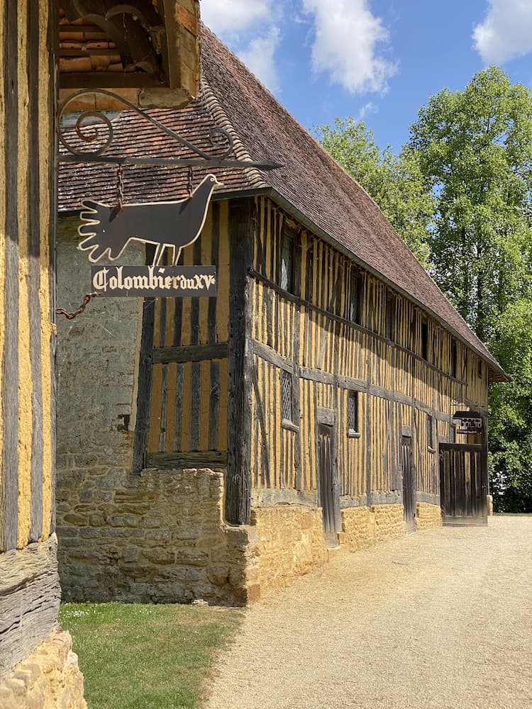 Bâtiment à colombages du château de Crèvecœur-en-Auge 