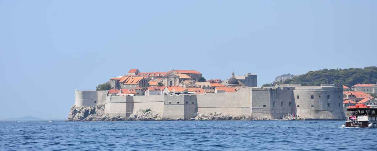 Croatie : la vieille ville de Dubrovnik vue de la mer