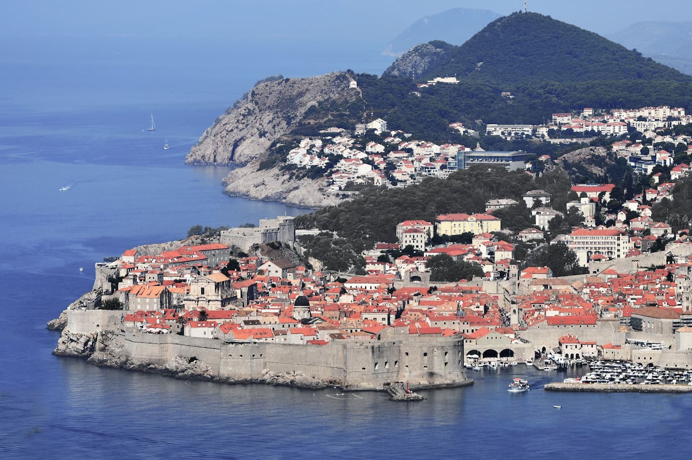 Large vue sur la vieille ville de Dubrovnik, capitale de la Croatie