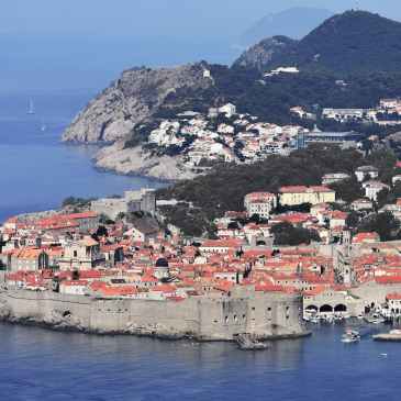 Large vue sur la vieille ville de Dubrovnik, capitale de la Croatie