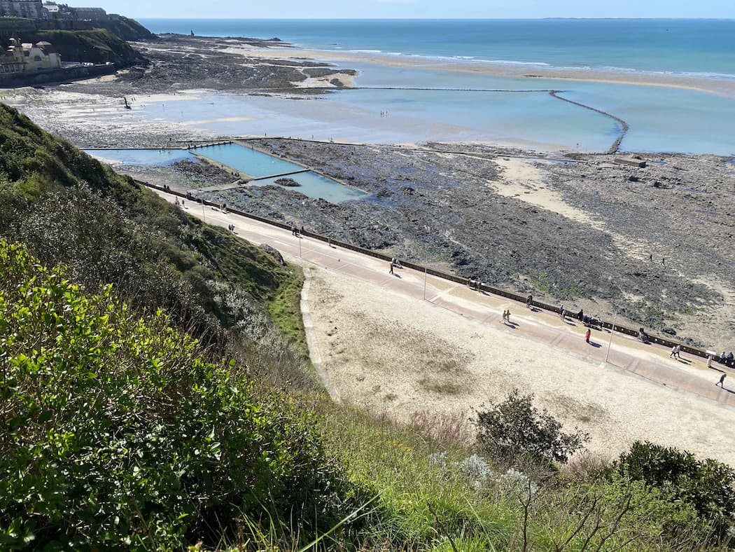 Vue panoramique sur le Plat Gousset et la mer à Granville