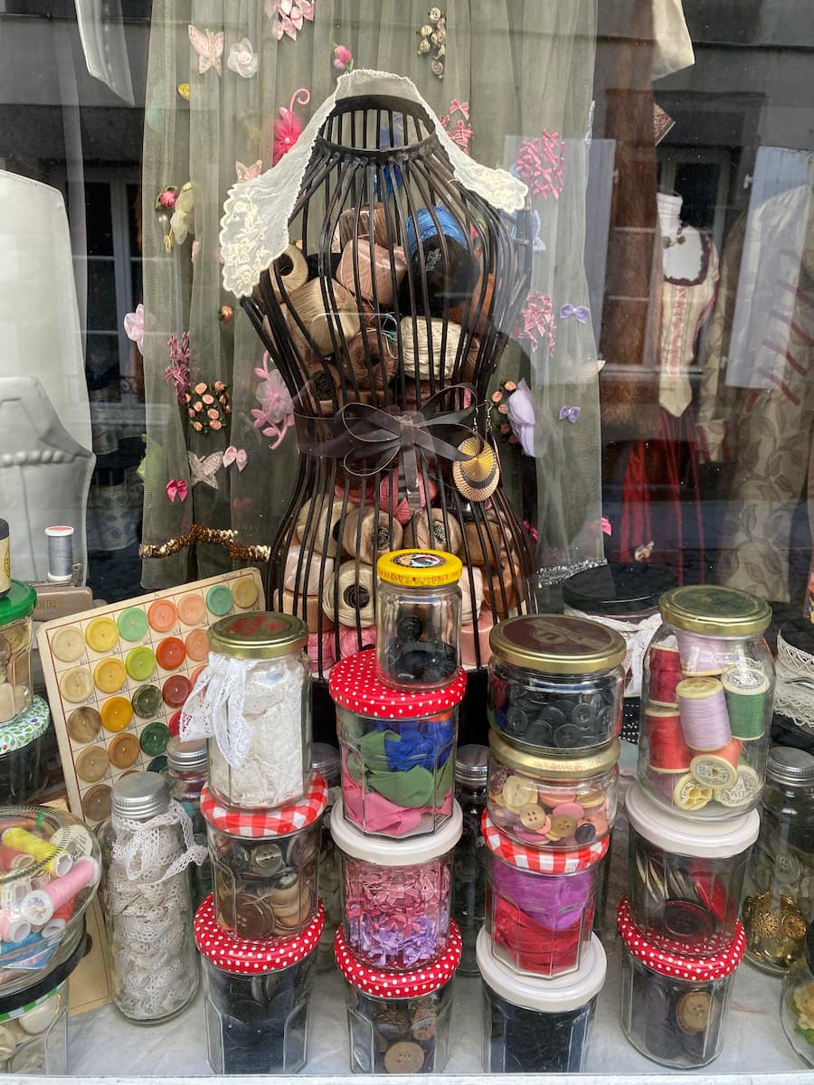 Vitrine de mercerie dans la haute ville de Granville