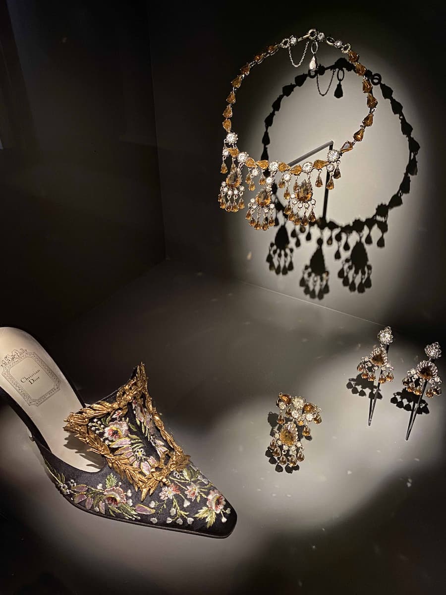 Parure et chaussures dessinées par Dior au musée de Granville