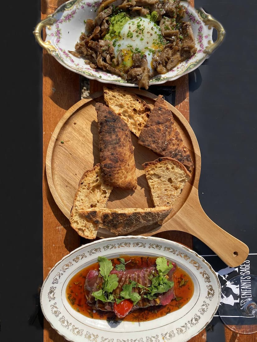Assiette de cuisine créative servie au restaurant Les Enfants Sages au Havre.