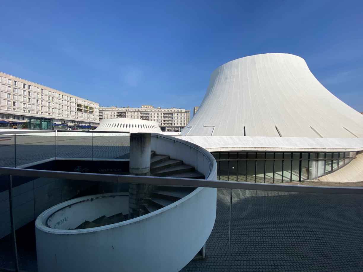 Le Volcan, centre culturel imaginé par Oscar Niemeyer au cœur du Havre.