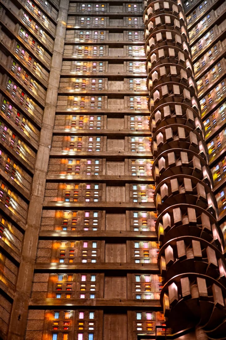 Vitraux multicolores de l'église Saint-Joseph diffusant une lumière colorée dans la nef.