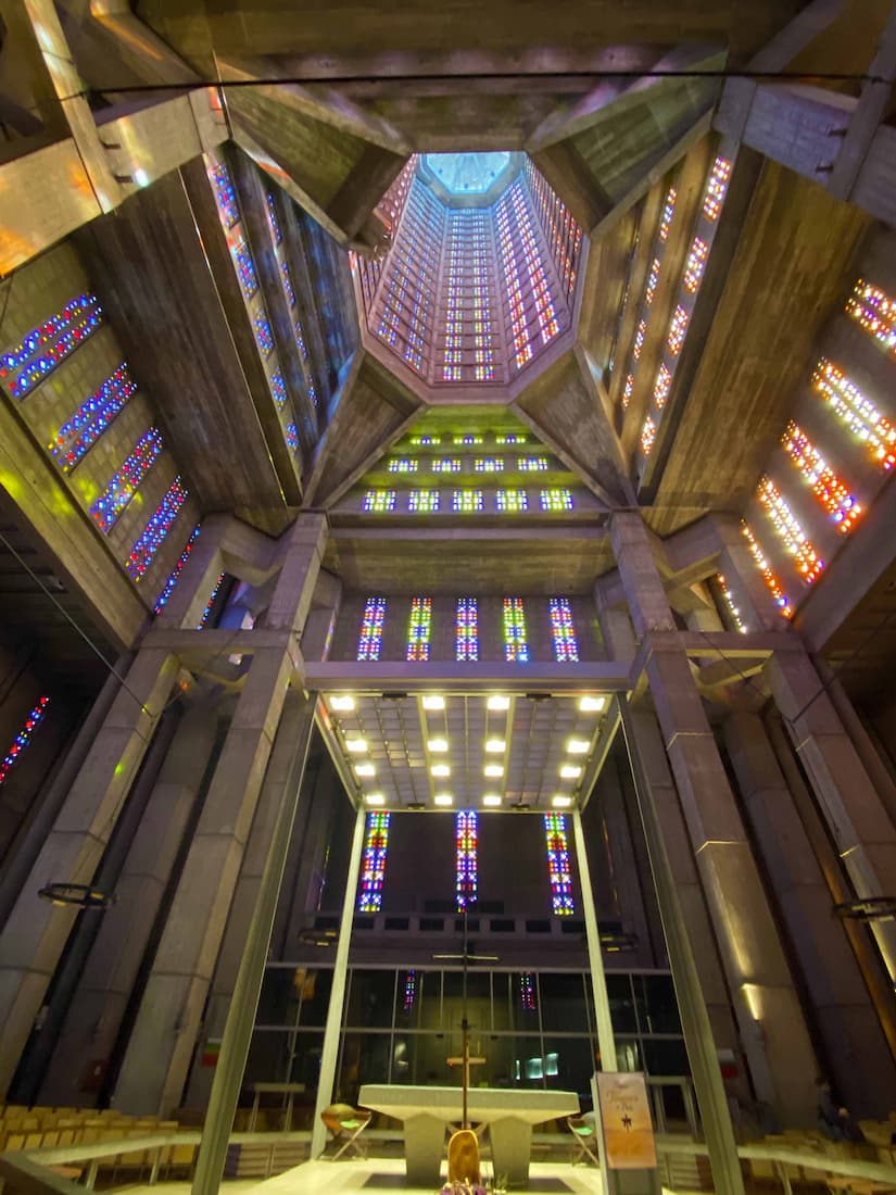 Intérieur de l'église Saint-Joseph illuminé par les vitraux colorés de Marguerite Huré.