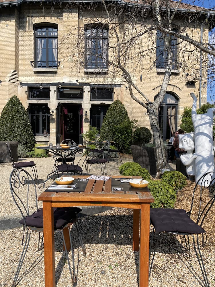 Terrasse ombragée du restaurant Les Enfants Sages au Havre.