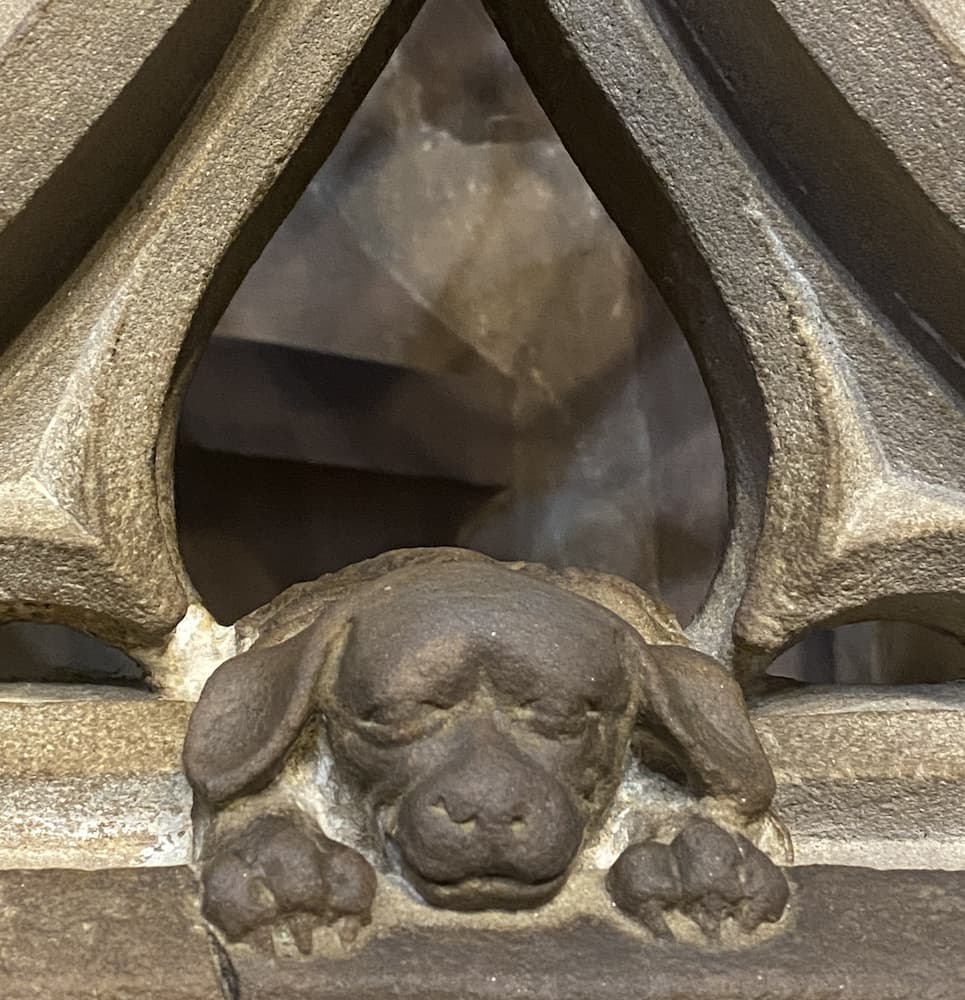 Statue : chien de la chaire de la cathédrale de Strasbourg