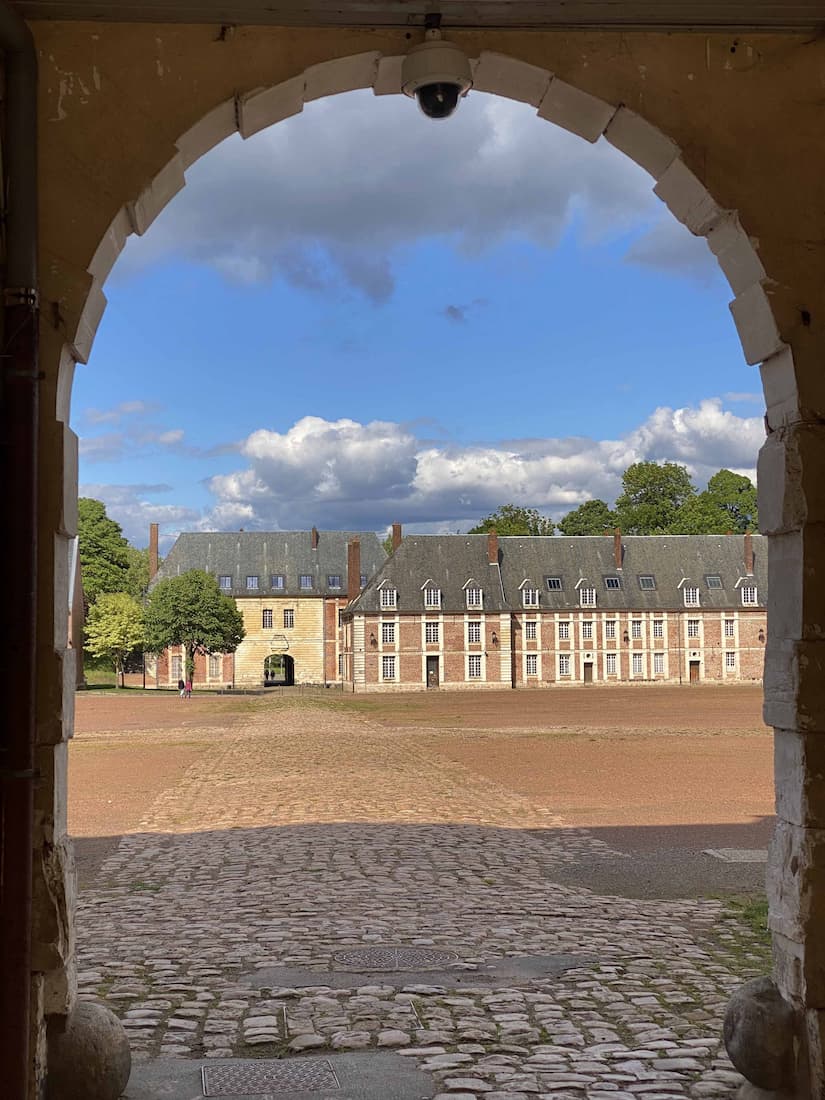 Place d’armes au cœur de la citadelle d’Arras 