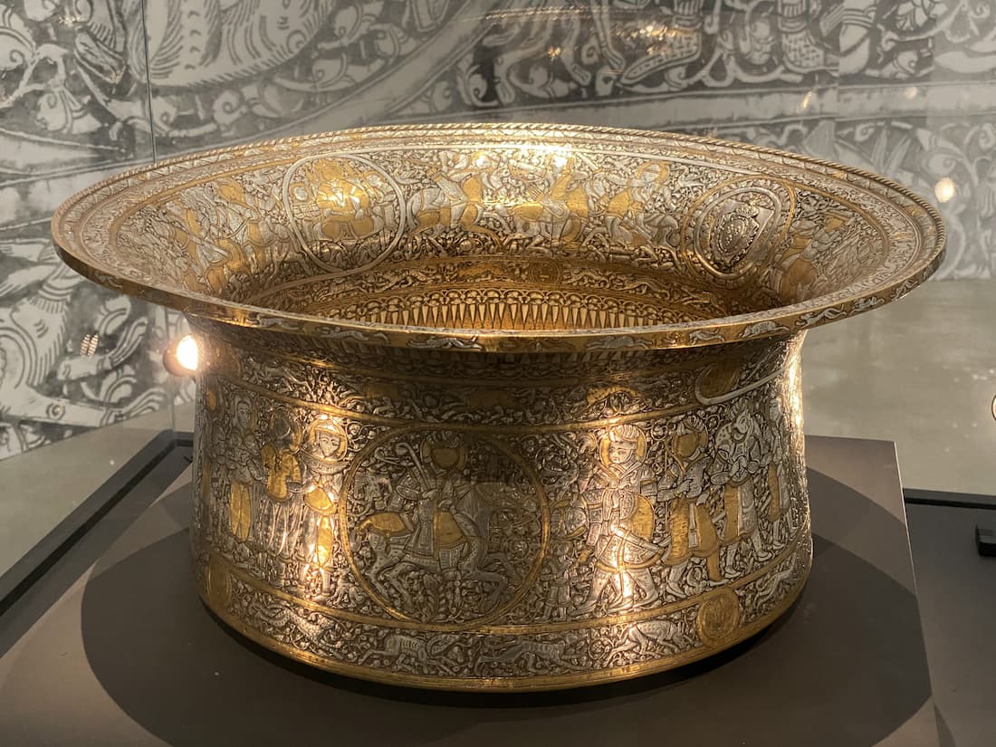 Bassin dit Baptistère de Saint-Louis du XIVe siècle provenant du musée du Louvre