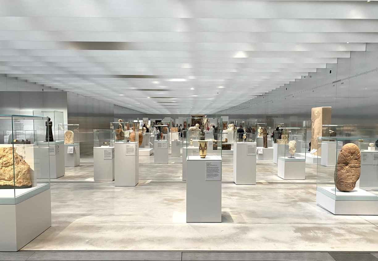 Lumière zénithale illuminant les collections de la Galerie du Temps au Louvre-Lens