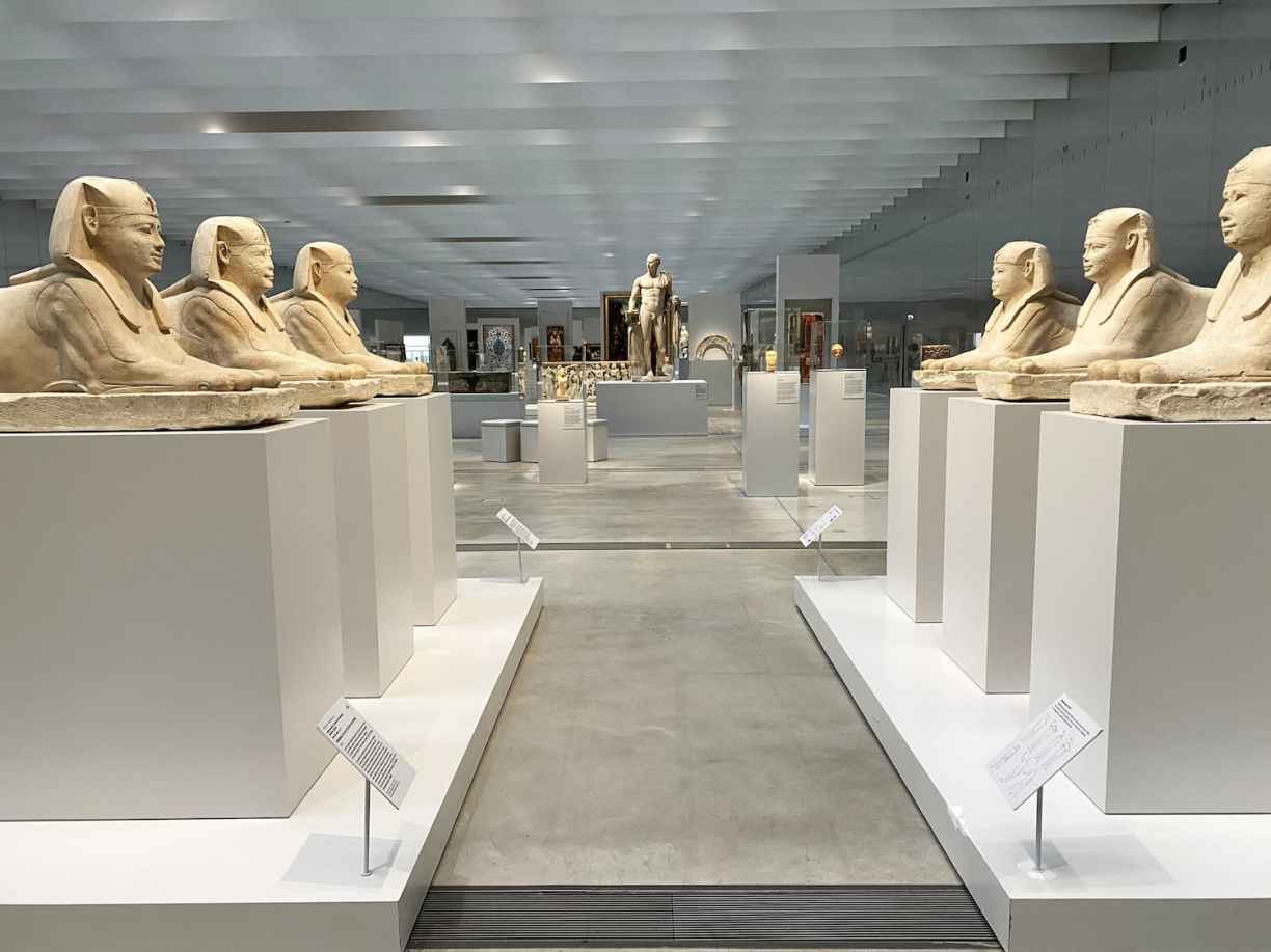 Vue panoramique de la Galerie du Temps au musée du Louvre-Lens dans le Pas-de-Calais