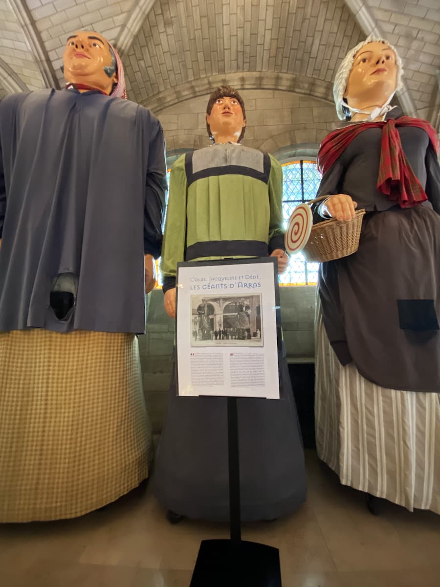 Géants traditionnels exposés dans le hall du beffroi d’Arras 