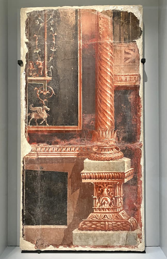 Décor mural en trompe-l'œil provenant d'une villa antique présenté au Louvre-Lens