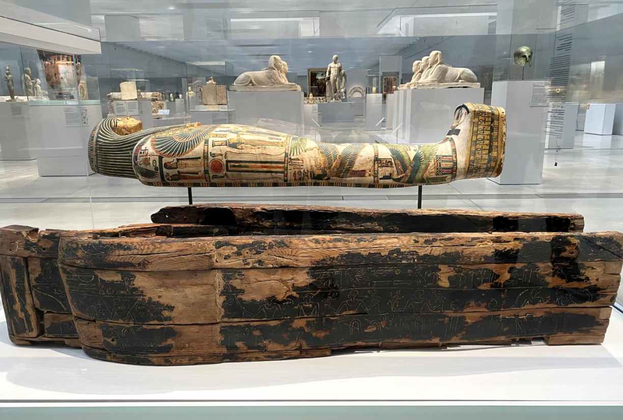 Sarcophage égyptien exposé au Louvre-Lens 