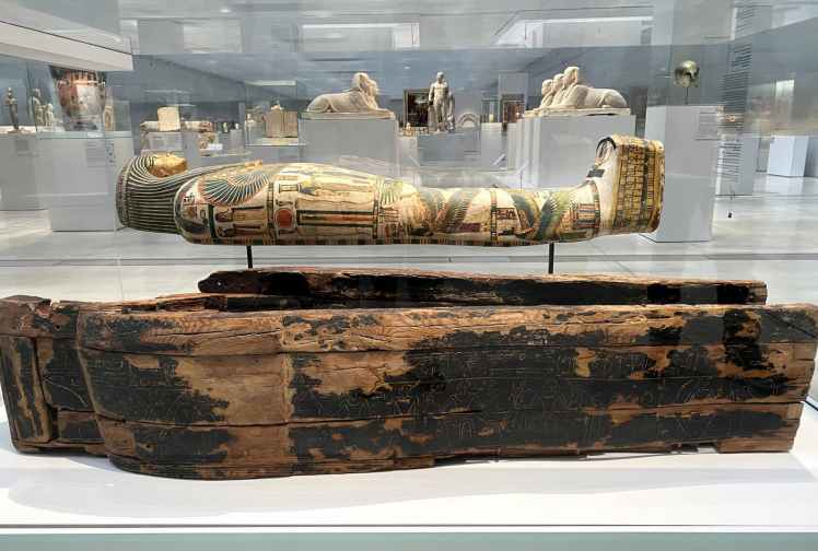 Sarcophage et momie présentés dans la Galerie du Temps du Louvre-Lens