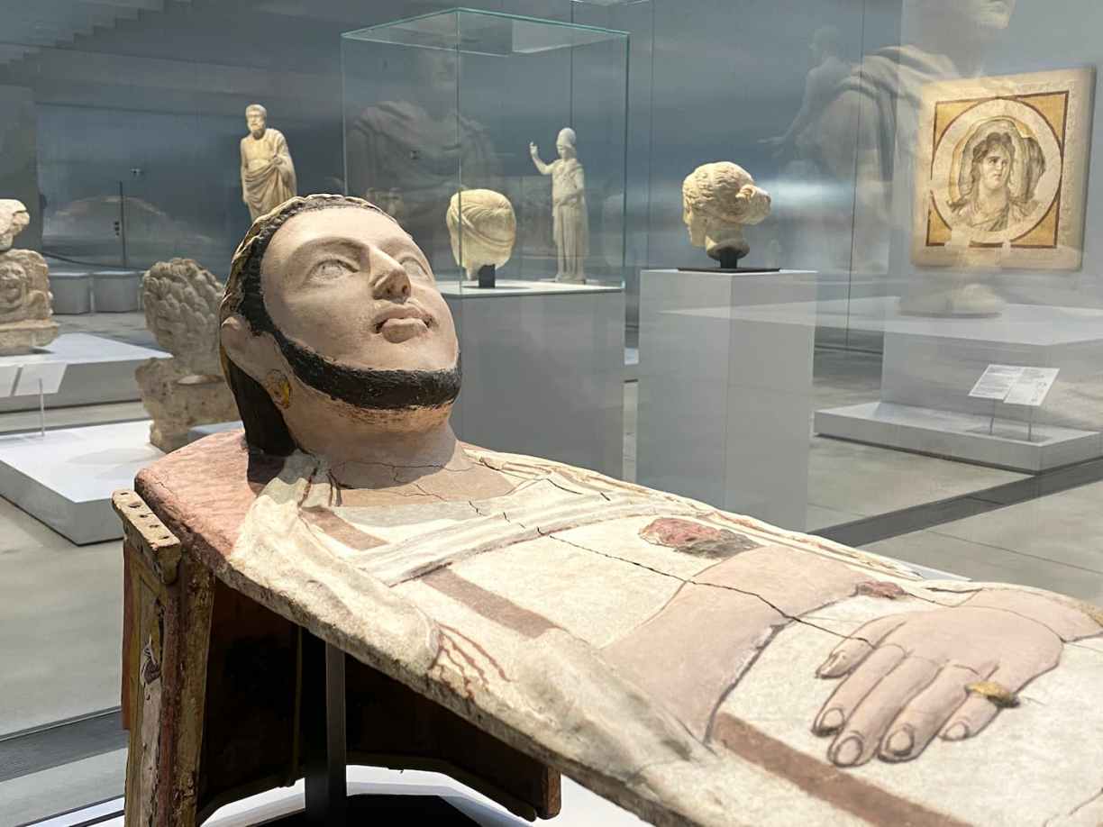 Masque-plastron funéraire exposé dans la Galerie du Temps du musée du Louvre-Lens