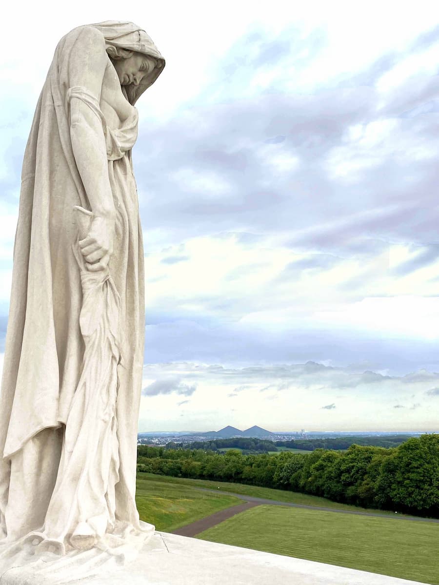 Statue représentant le Canada pleurant ses enfants morts au Mémorial de Vimy