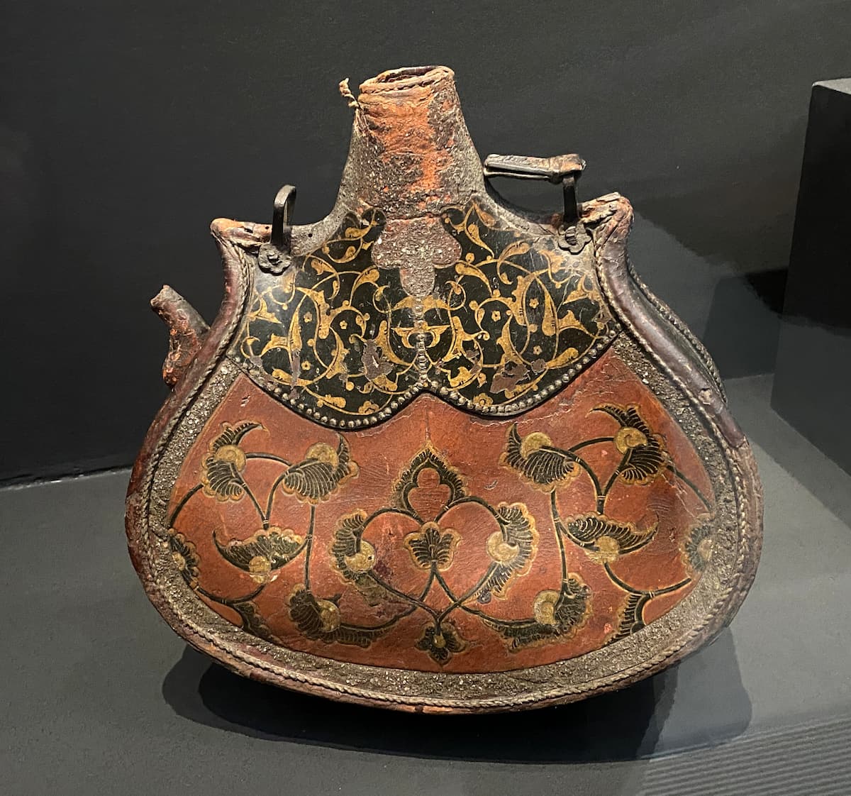 Gourde en cuir ornée d’arabesques appartenant aux arts de l’Islam