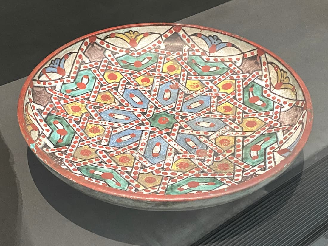Assiette décorative issue des arts de l’Islam exposée au musée du Louvre-Lens