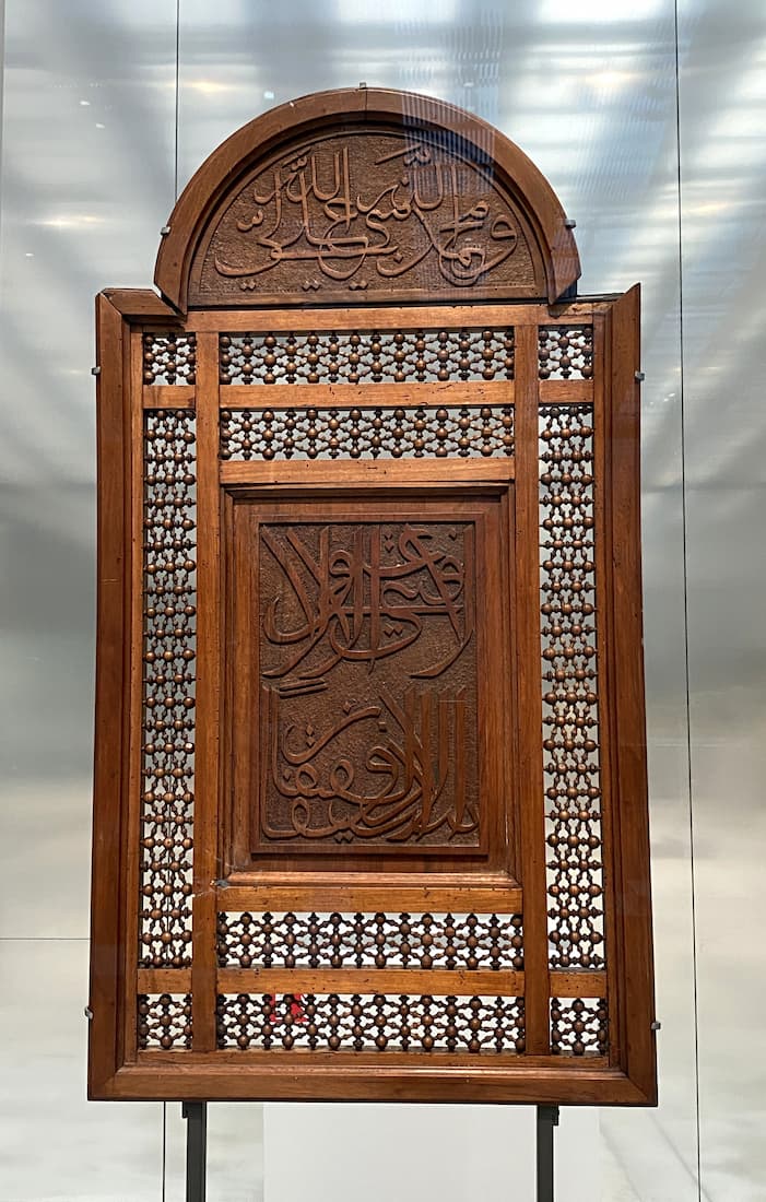 Moucharabieh en bois finement sculpté présenté dans les collections du Louvre-Lens