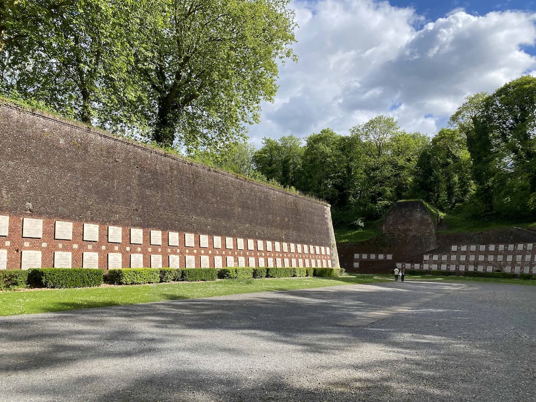 Mur des fusillés dans la citadelle d’Arras 