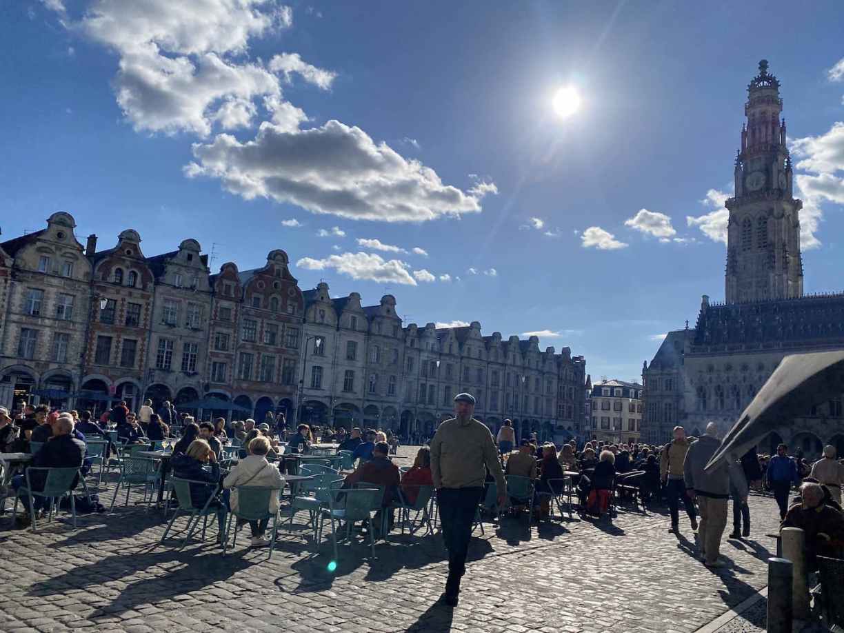 Ambiance en soirée sur la place des Héros à Arras 