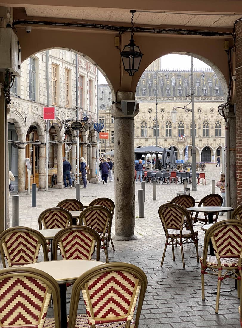 Arcades de la place des Héros dans le centre d’Arras 