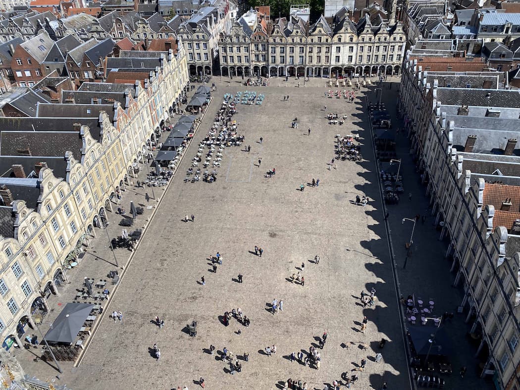 Vue panoramique sur la place des Héros depuis le beffroi d’Arras 