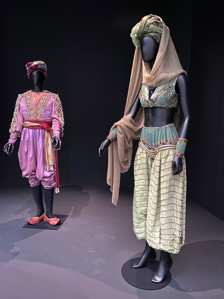 Costumes du film Les Mille et Une Nuits présentés dans une exposition du Louvre-Lens
