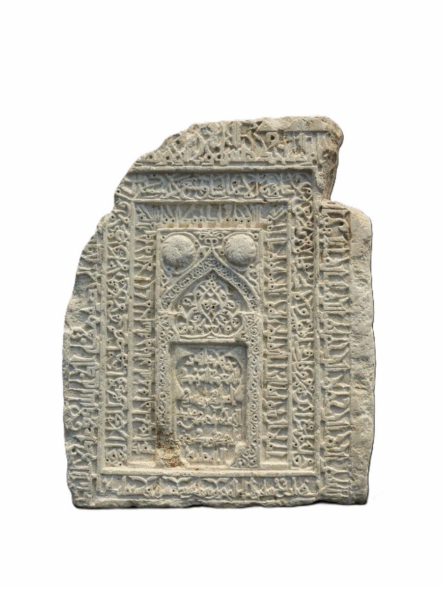 Ancienne stèle funéraire présentée dans la Galerie du Temps au Louvre-Lens
