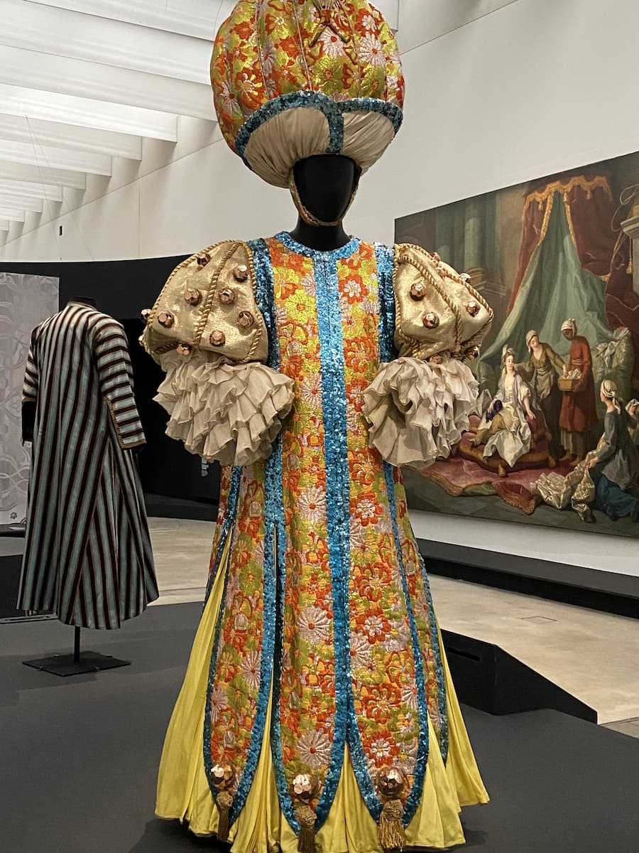 Costumes du sultan créés pour Les Mille et Une Nuits exposés au Louvre-Lens