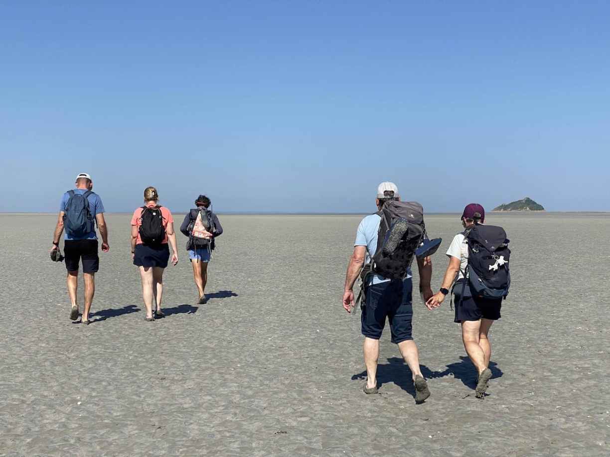 Traversée des grèves du Mont-Saint-Michel dans la Manche
