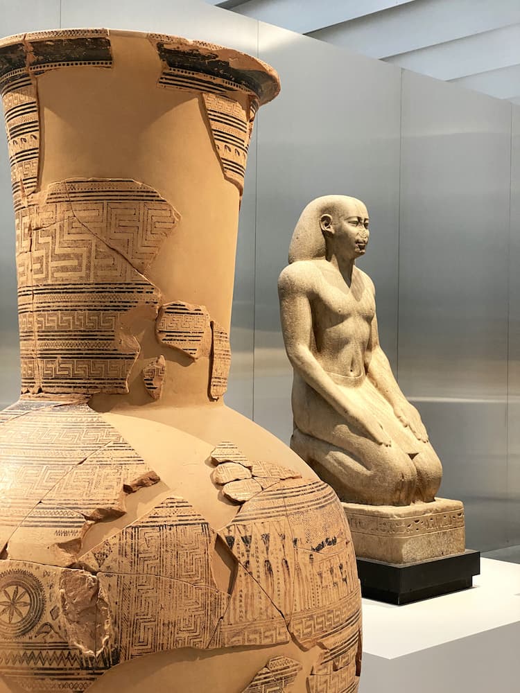 Céramique antique et statue égyptienne de Nakhthorheb exposées au musée du Louvre-Lens