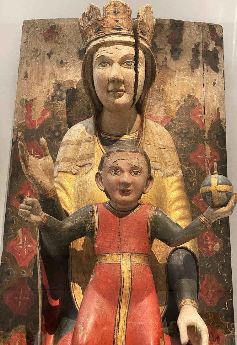 Statue médiévale de la Vierge en majesté sculptée dans le bois au Louvre-Lens