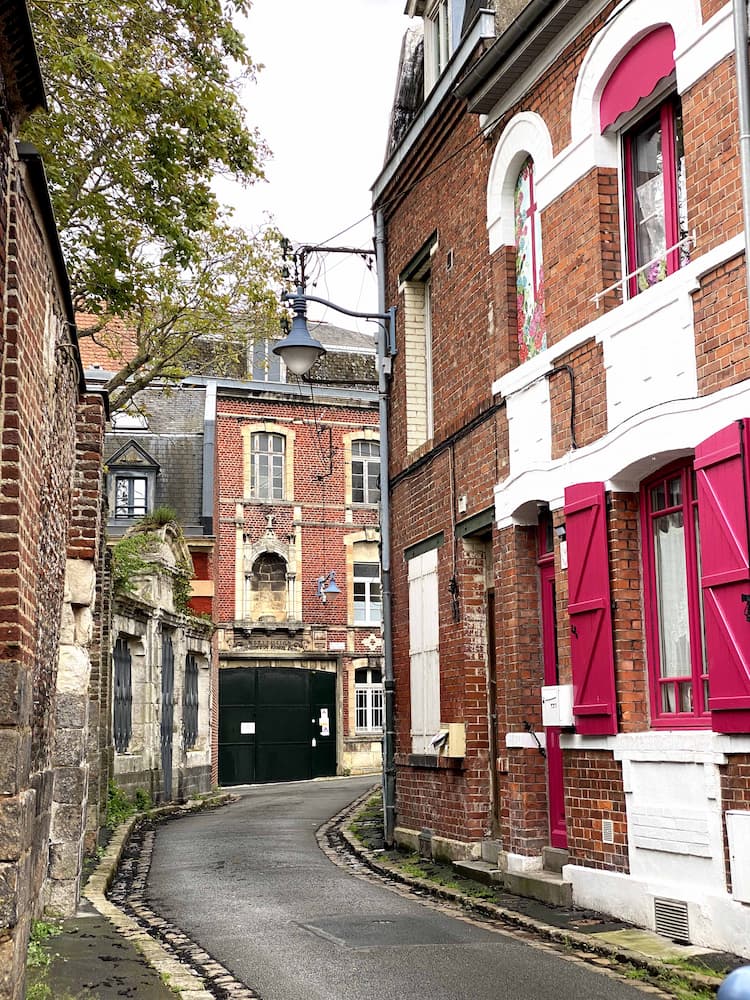 Rues anciennes et maisons de briques dans les vieux quartiers d’Arras 