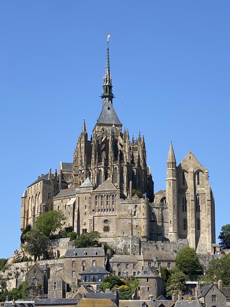 L'abbaye du Mont-Saint-Michel au sommet du rocher