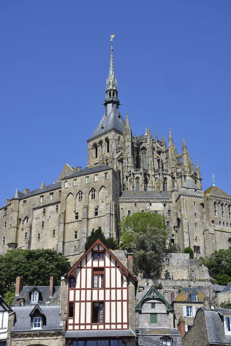 Village et abbaye du Mont-Saint-Michel dans la Manche
