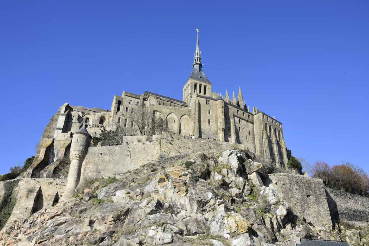 Le Mont-Saint-Michel à l'arrivée de la traversée des grèves à pied