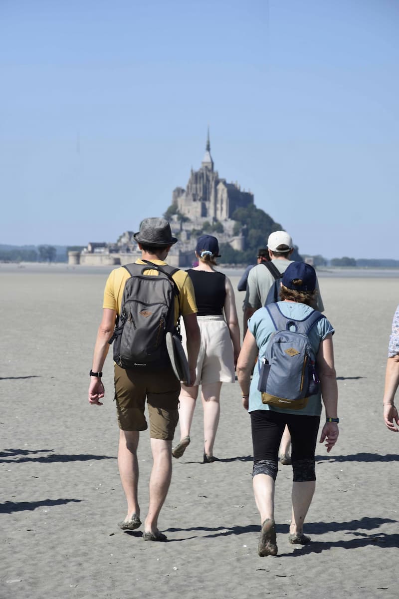 Les randonneurs arrivent au Mont-Saint-Michel