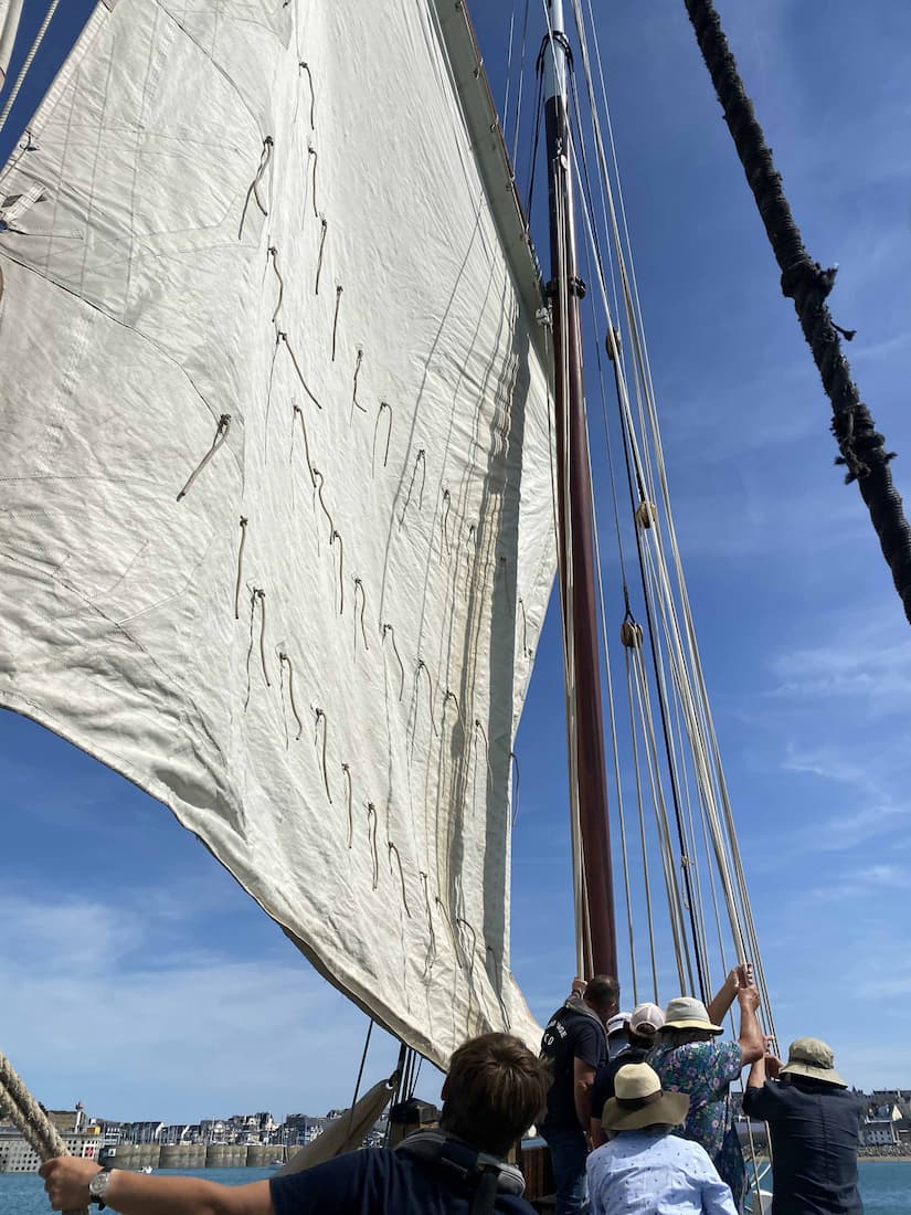 L'équipage hisse les voiles de la bisquine La Granvillaise lors d'une sortie en mer à Granville