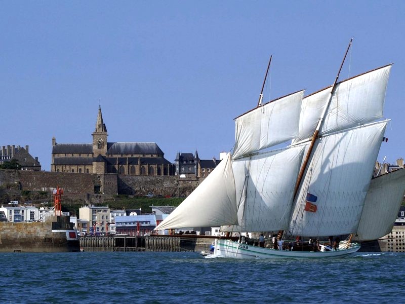 La bisquine La Granvillaise toutes voiles dehors lors d'une sortie en mer à Granville