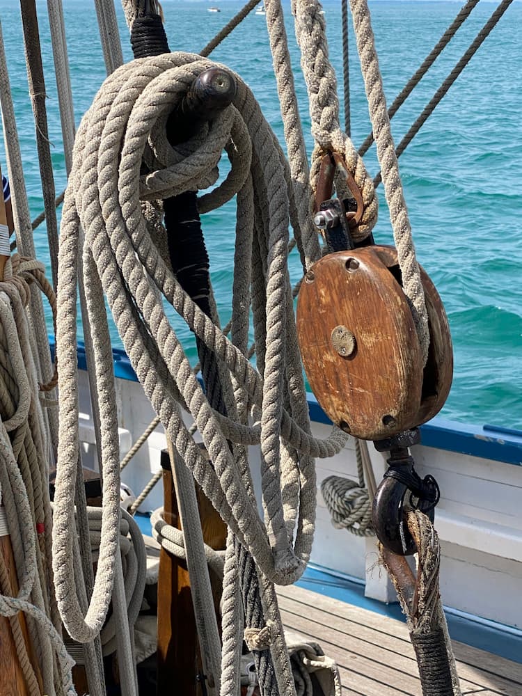 Palan traditionnel en bois à bord de la bisquine La Granvillaise