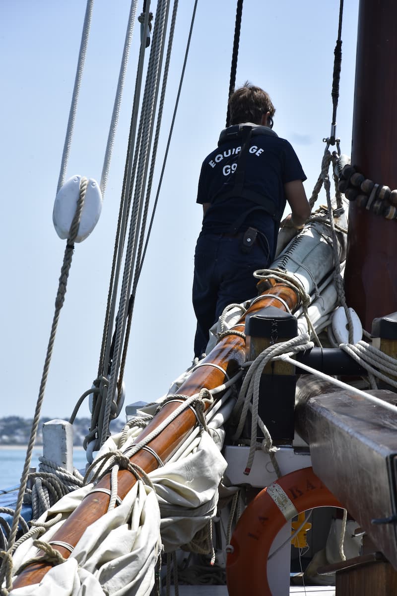 Retour vers Granville après avoir affalé les voiles de la bisquine