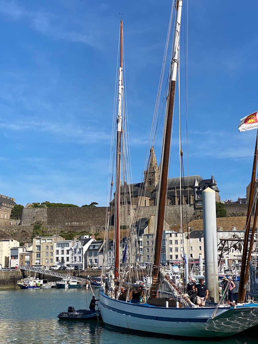 La bisquine La Granvillaise amarrée dans le port de commerce de Granville