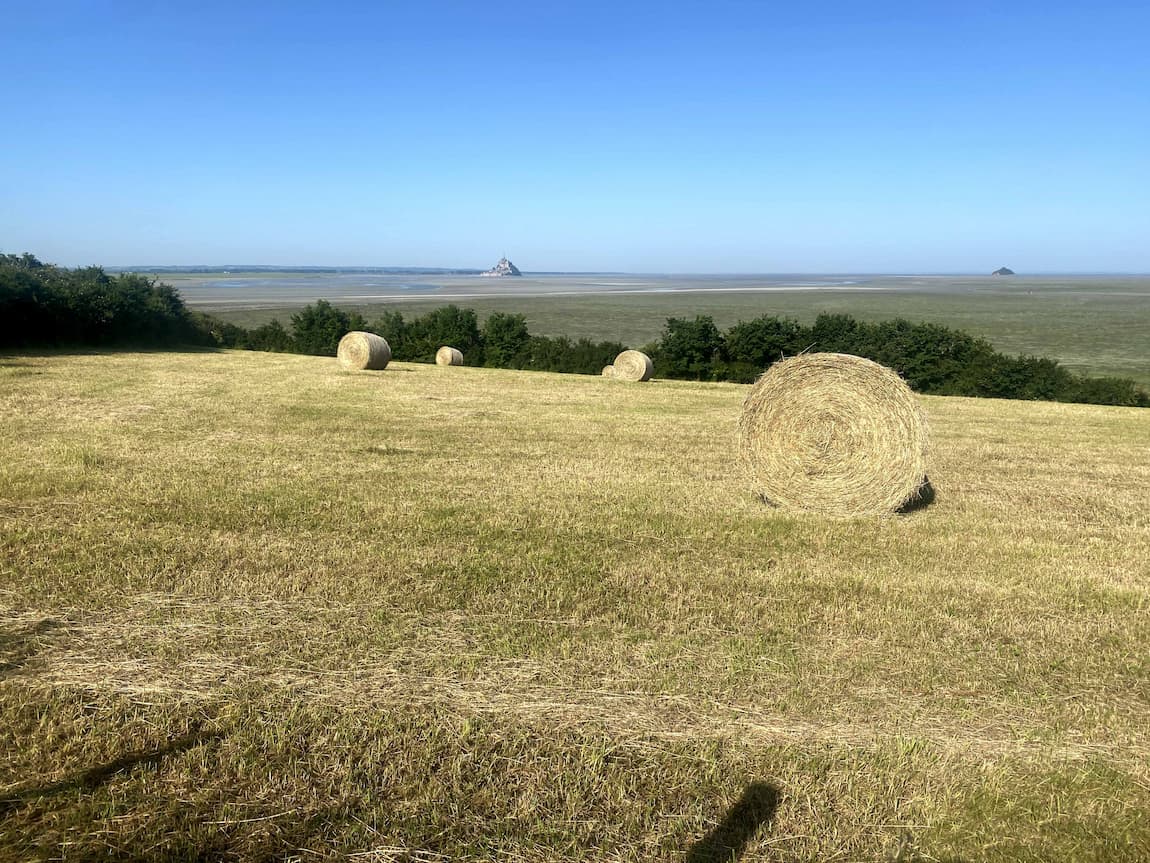 Le Mont-Saint-Michel au fond de la baie, incontournable de la Manche