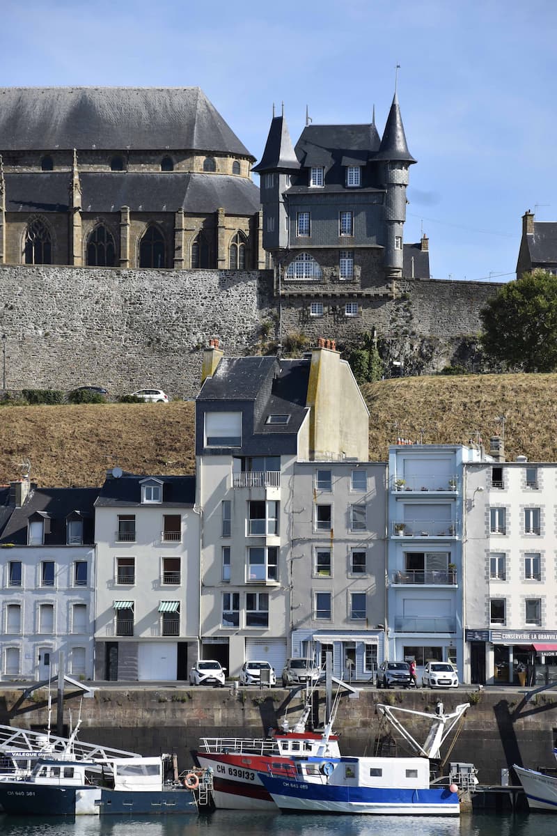 Le port de Granville et les maisons de la Haute Ville avant une sortie en mer