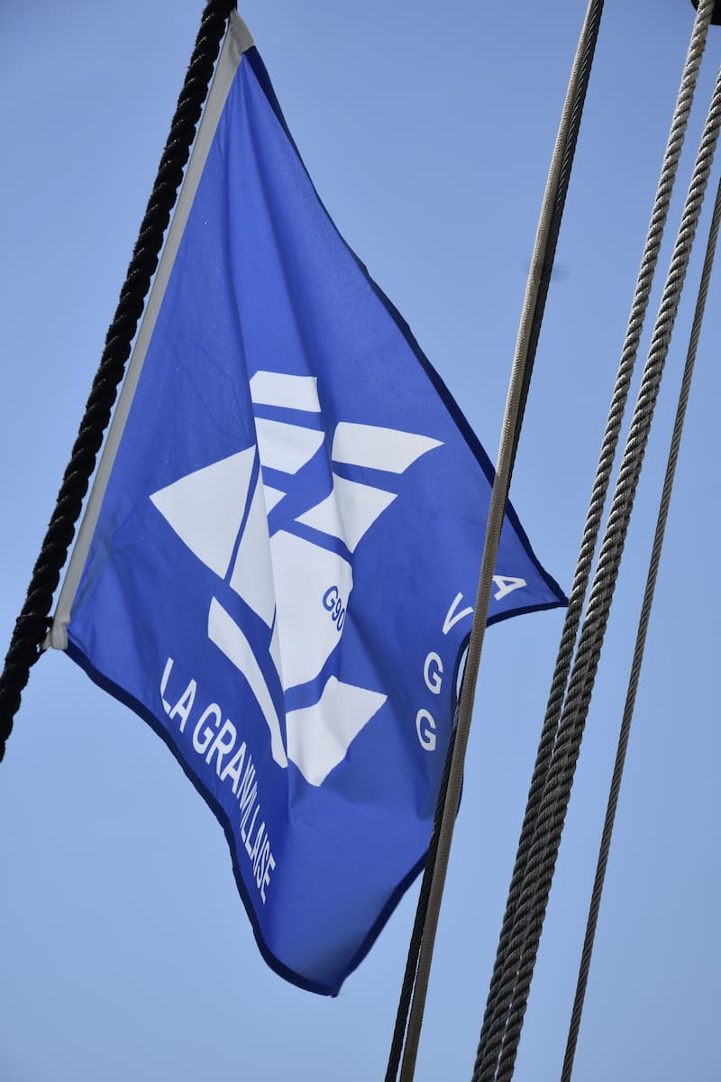 Pavillon de La Granvillaise flottant au vent pendant la navigation